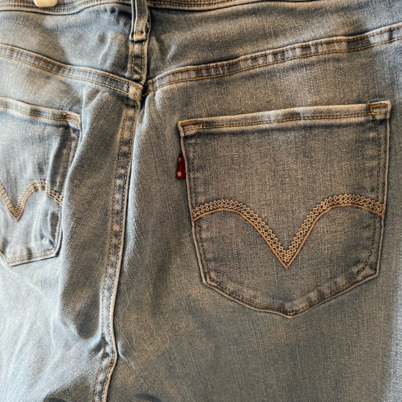 Women’s Levi jeans - Picture 4 of 6